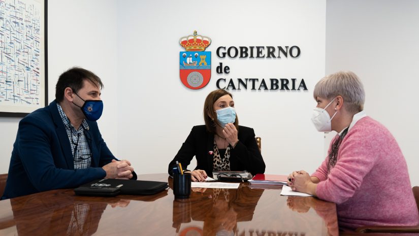 La consejera con la alcaldesa y el concejal de Protección Civil