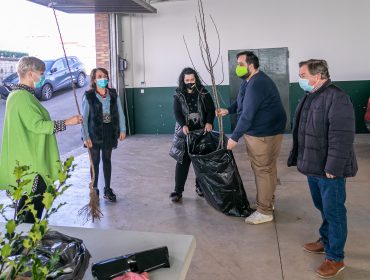 La alcaldesa, Rosa Díaz, y los concejales Isabel Herrera, Fernando Sañudo y Cristian Olmo entregando los árboles a una vecina del municipio