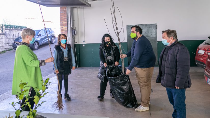 La alcaldesa, Rosa Díaz, y los concejales Isabel Herrera, Fernando Sañudo y Cristian Olmo entregando los árboles a una vecina del municipio