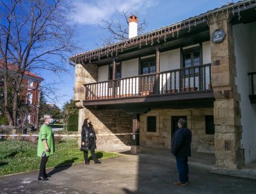 La alcaldesa y concejales frente a la Casa de Cultura cuyo edifico será remodelado gracias a una partida aprobado en el modificado presupuestario