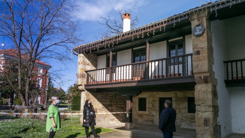 La alcaldesa y concejales frente a la Casa de Cultura cuyo edifico será remodelado gracias a una partida aprobado en el modificado presupuestario