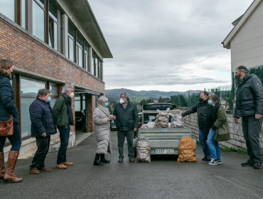 Los alcaldes de Polanco y Valderredible, junto sus colaboradores, durante la entrega de las patatas