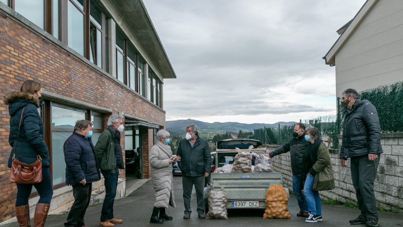 Los alcaldes de Polanco y Valderredible, junto sus colaboradores, durante la entrega de las patatas