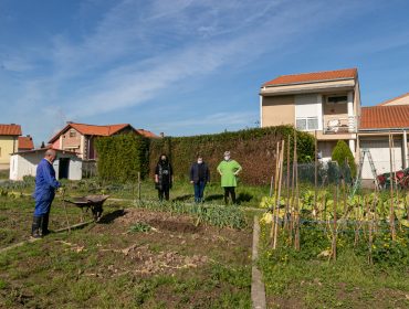 La alcaldesa de Polanco, Rosa Díaz Fernández, visita los huertos urbanos junto a los concejales de Medio Ambiente, Isabel Herrera, y de Barrios, Fernando Sañudo.