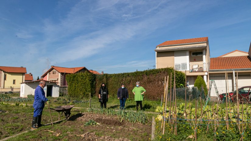 La alcaldesa de Polanco, Rosa Díaz Fernández, visita los huertos urbanos junto a los concejales de Medio Ambiente, Isabel Herrera, y de Barrios, Fernando Sañudo.