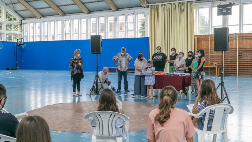 La alcaldesa y concejales de Polanco en la entrega de premios del concurso escolar de redacción de 2020