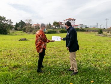 La alcaldesa, Rosa Díaz Fernández, en una reciente visita a la zona donde se construirá el nuevo saneamiento del barrio El Piñal