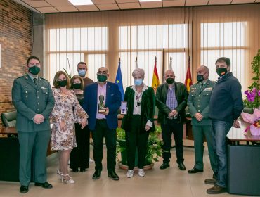 La alcaldesa de Polanco, miembros de la Guardia Civil y familiares acompañan a Eugenio Pesquero que muestra su medalla al medalla al Mérito de Protección Civil durante la recepción en el Ayuntamiento