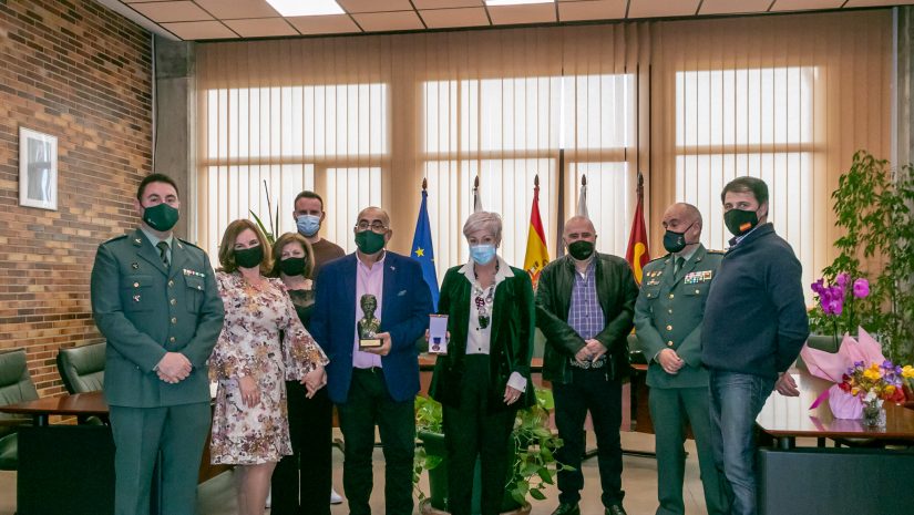 La alcaldesa de Polanco, miembros de la Guardia Civil y familiares acompañan a Eugenio Pesquero que muestra su medalla al medalla al Mérito de Protección Civil durante la recepción en el Ayuntamiento