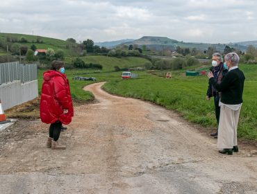 La alcaldesa y varios concejales durante su visita a los trabajos de mejora del camino entre Rumoroso y Mar