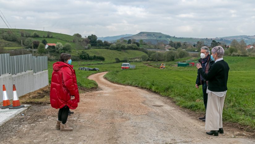 La alcaldesa y varios concejales durante su visita a los trabajos de mejora del camino entre Rumoroso y Mar