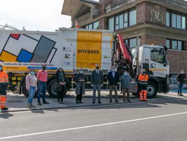 El consejero Guillermo Blanco y alcaldesa de Polanco, Rosa Díaz Fernández, durante la presentación de los equipos, nuevos camiones y los contenedores que van a prestar el servicio por parte de MARE