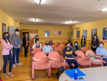 La alcaldesa y la concejal de Igualdad durante la entrega de diplomas a las asistentes a los curso del programa "Empléate desde la Igualdad"