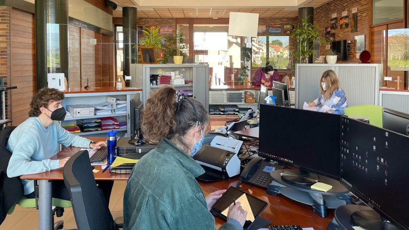 Empleados municipales atiende a un ciudadano mediante el uso del nuevo sistema
