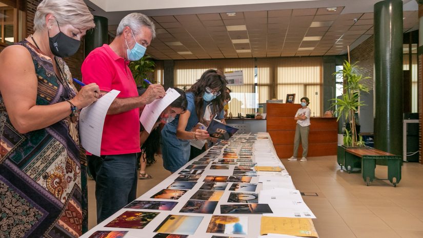 La alcaldesa y los miembros del jurado durante la revisión de las obras presentadas en la pasada edición del concurso