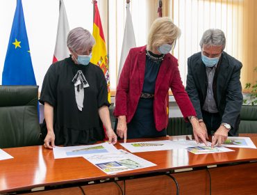 Alcaldesa, consejera y concejales revisan los planos del proyecto del futuro aula de 0 a 2 años