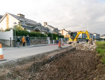 La alcaldesa, Rosa Díaz Fernández, y los concejales de Obras y Barrios, Avelino Rodríguez Muriedas y Fernando Sañudo Pérez, durante la visita a las obras