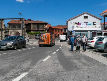 La alcaldesa y el concejal de Barrios explican a un vecino las actuaciones que se llevarán a cabo para mejorar la seguridad vial