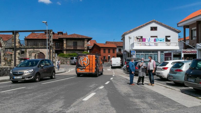 La alcaldesa y el concejal de Barrios explican a un vecino las actuaciones que se llevarán a cabo para mejorar la seguridad vial