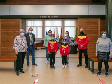 La alcaldesa junto a los concejales de Deportes y Juventud reciben a los jóvenes karatekas y sus familiares