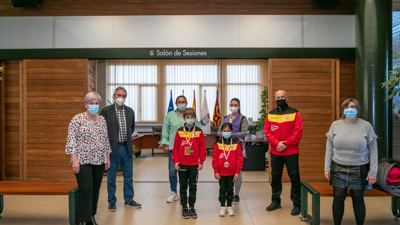 La alcaldesa junto a los concejales de Deportes y Juventud reciben a los jóvenes karatekas y sus familiares