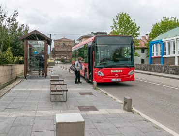 Vehículo del Torrebus que realiza el transporte urbano en Polanco recogiendo viajeros en el centro del municipio