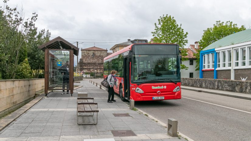 Vehículo del Torrebus que realiza el transporte urbano en Polanco recogiendo viajeros en el centro del municipio