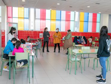 a alcaldesa de Polanco, Rosa Díaz Fernández, y la concejal de Juventud y Educación, Alicia Martínez Bustillo, visitando el campamento urbano