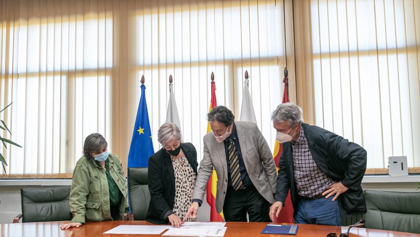 El consejero revisa con la alcaldesa y concejales los proyectos municipales