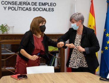 Ana Belén Álvarez y Rosa Díaz se saludan al inicio de la reunión