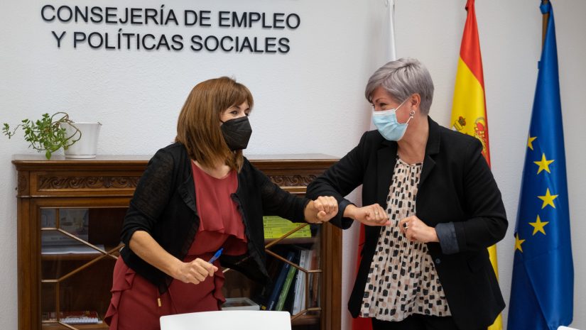 Ana Belén Álvarez y Rosa Díaz se saludan al inicio de la reunión