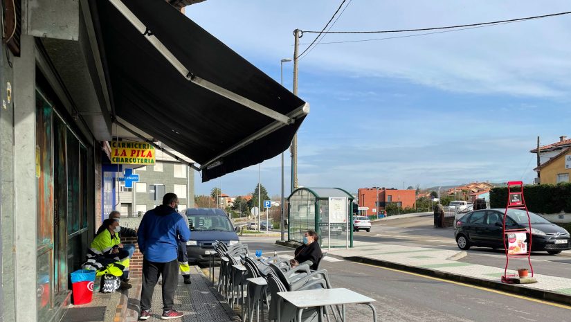 Clientes en la terraza de un bar del municipio