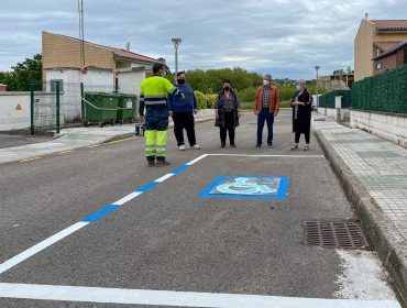 La alcaldesa de Polanco, Rosa Díaz Fernández, junto al edil de Obras, Avelino Rodríguez Muriedas, comprobando la realización de los trabajos