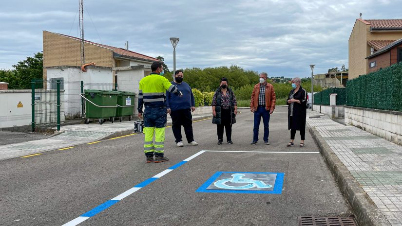 La alcaldesa de Polanco, Rosa Díaz Fernández, junto al edil de Obras, Avelino Rodríguez Muriedas, comprobando la realización de los trabajos