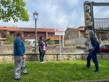 La concejal de Medio Ambiente, Isabel Herrera, muestra a los ediles de Barrios y Obras los nuevos carteles colocados en los jardines