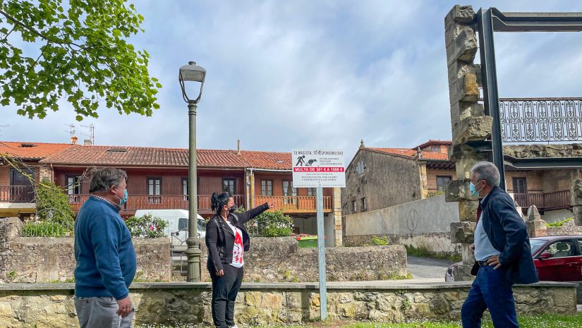 La concejal de Medio Ambiente, Isabel Herrera, muestra a los ediles de Barrios y Obras los nuevos carteles colocados en los jardines