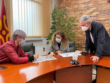 La delegada del Gobierno en Cantabria, Ainoa Quiñones, y el jefe de la Demarcación de Carreteras del Estado en la Comunidad Autónoma, Fernando Hernández Alastuey, se han reunido hoy con la alcaldesa de Polanco, Rosa Díaz, para abordar esta propuesta de actuación