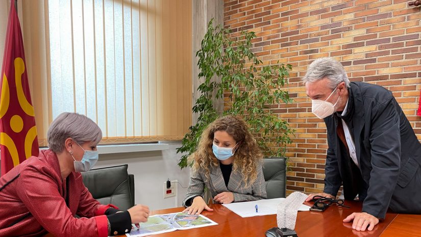 La delegada del Gobierno en Cantabria, Ainoa Quiñones, y el jefe de la Demarcación de Carreteras del Estado en la Comunidad Autónoma, Fernando Hernández Alastuey, se han reunido hoy con la alcaldesa de Polanco, Rosa Díaz, para abordar esta propuesta de actuación