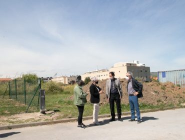 El consejero de Obras Públicas, José Luis Gochicoa, junto a la alcaldesa y concejales en en lugar donde se iniciará el nuevo vial en Requejada