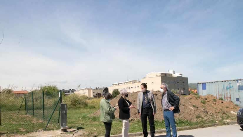 El consejero de Obras Públicas, José Luis Gochicoa, junto a la alcaldesa y concejales en en lugar donde se iniciará el nuevo vial en Requejada