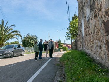 La alcaldesa visita con el consejero de Obras Públicas el lugar donde se construirán las aceras entre Polanco y Soña