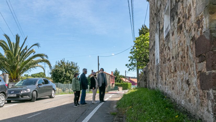 La alcaldesa visita con el consejero de Obras Públicas el lugar donde se construirán las aceras entre Polanco y Soña