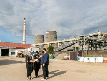 La alcaldesa de Polanco, Rosa Díaz Fernández, junto a los concejales Cristian Olmo e Isabel Herrera, frente a las torres de refrigeración de Solvay