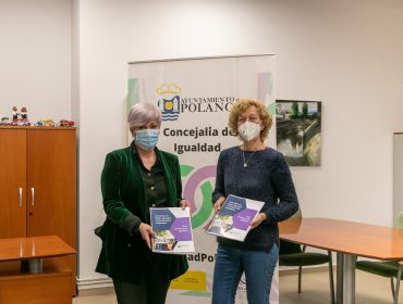 La alcaldesa entregando el documento del Plan a la representante de la única asociación de mujeres del municipio