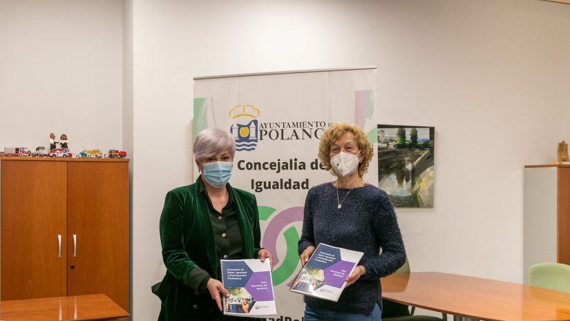La alcaldesa entregando el documento del Plan a la representante de la única asociación de mujeres del municipio