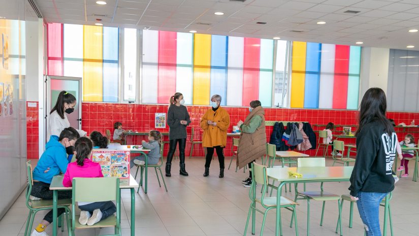 La alcaldesa de Polanco, Rosa Díaz Fernández, y la concejal de Juventud, Alicia Martínez Bustillo, visitando el campamento urbano del pasado año