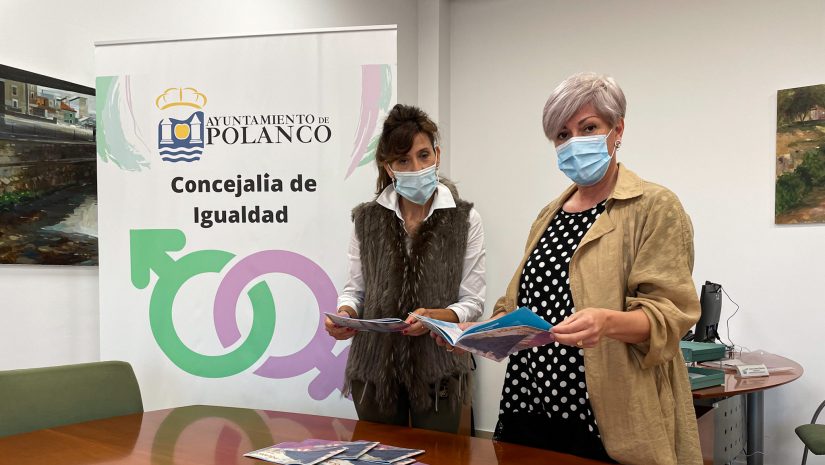 La alcaldesa y la concejal de Participación Ciudadana con el folleto editado sobre el Plan de Igualdad