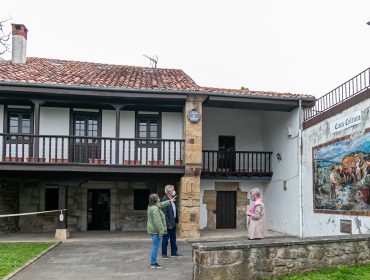 La alcaldesa, junto a los concejales de Cultura y Obras, Alicia Martínez y Avelino Rodríguez, frente a la Casa de Cultura