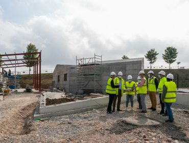 Alcaldesa, concejales y técnicos de la empresa en la visita realizada a las obras de ampliación de la zona deportiva y de ocio de Requejada