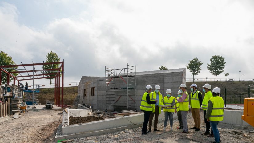 Alcaldesa, concejales y técnicos de la empresa en la visita realizada a las obras de ampliación de la zona deportiva y de ocio de Requejada